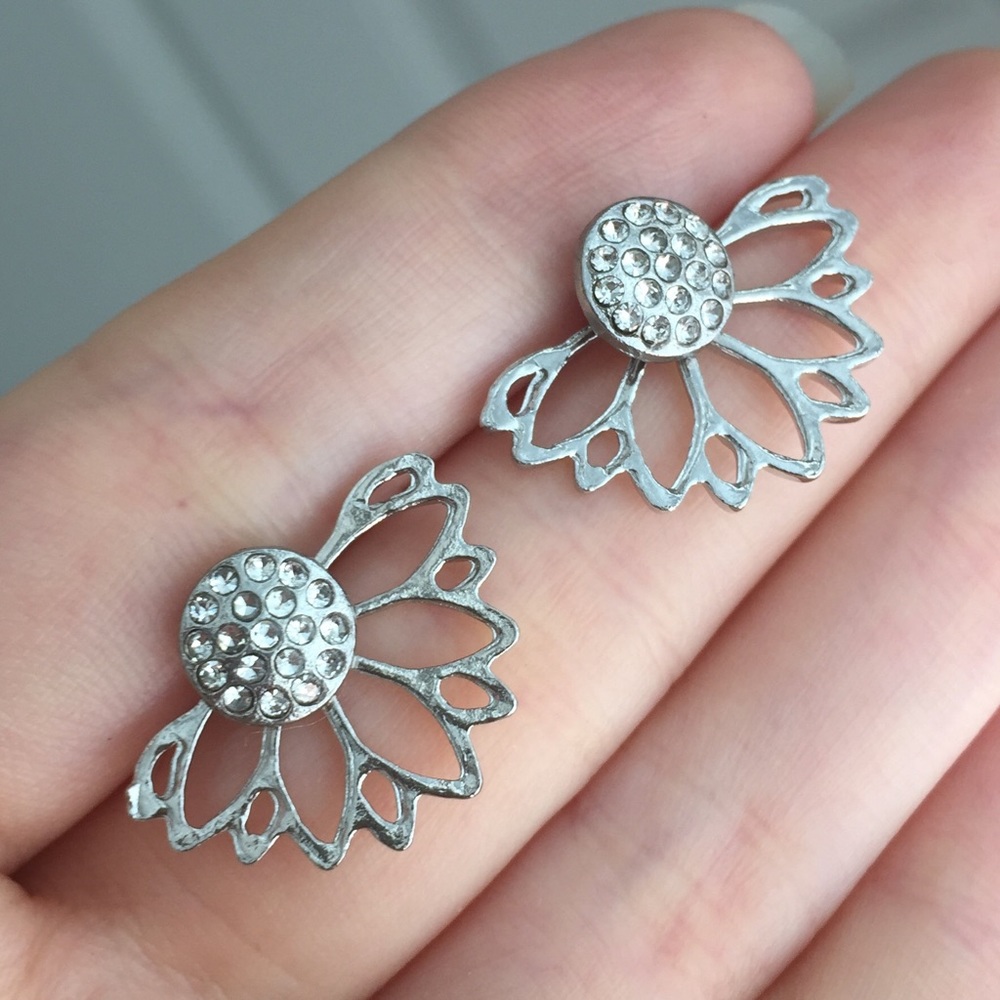 ⚜️𝟯𝟬%𝗢𝗙𝗙 𝗯𝘂𝗻𝗱𝗹𝗲𝘀 𝟯+⚜️ NEW Floral Rhinestone Jacket Earrings - Picture 5 of 12